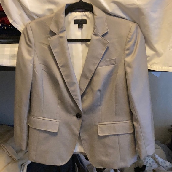 Banana Republic Jackets & Blazers - Size 8 must see wool silk blend blazer! Cute